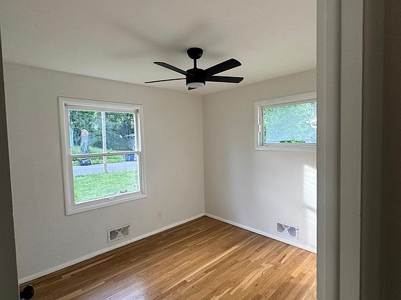 3rd image of 5023 E 42nd St