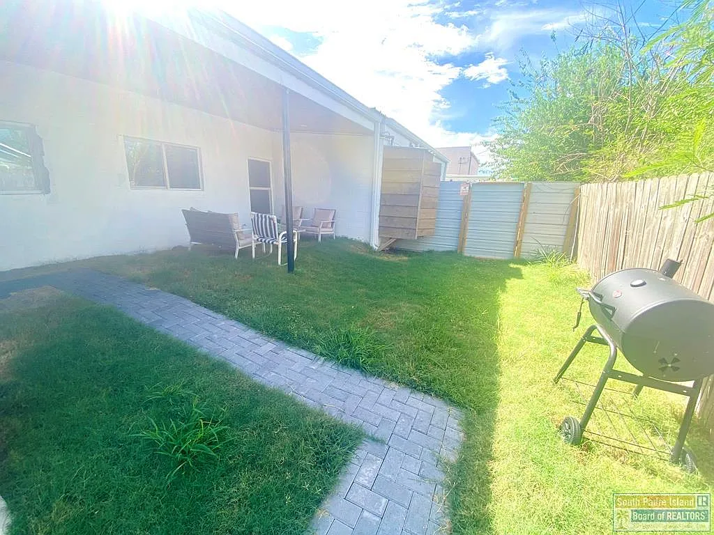 3 bed, 2.0 bath, 1458 sqft, $4,000 — Photo 4