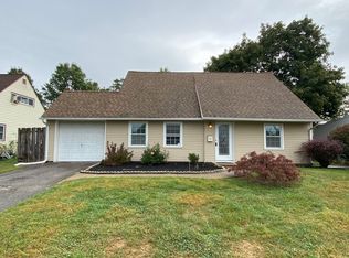 6 Jonquil Ln, Levittown, PA 19055