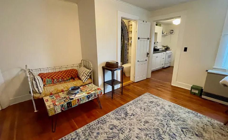 1st image of 232 Robinson St Floor 1