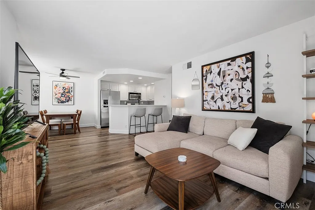 2 bed, 988 sqft, $3,400 — Photo 3