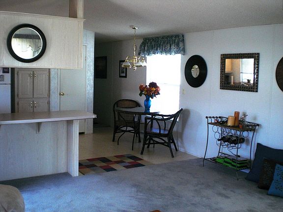 Breakfast bar and eat in kitchen