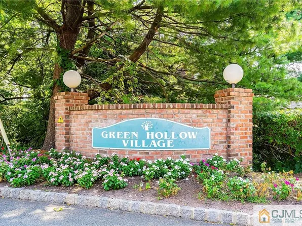 1112 Green Hollow Dr, Iselin, NJ 08830