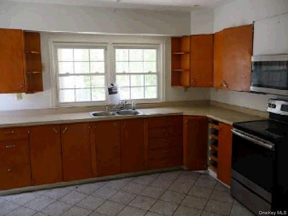 3rd image of 393 Reynolds Road