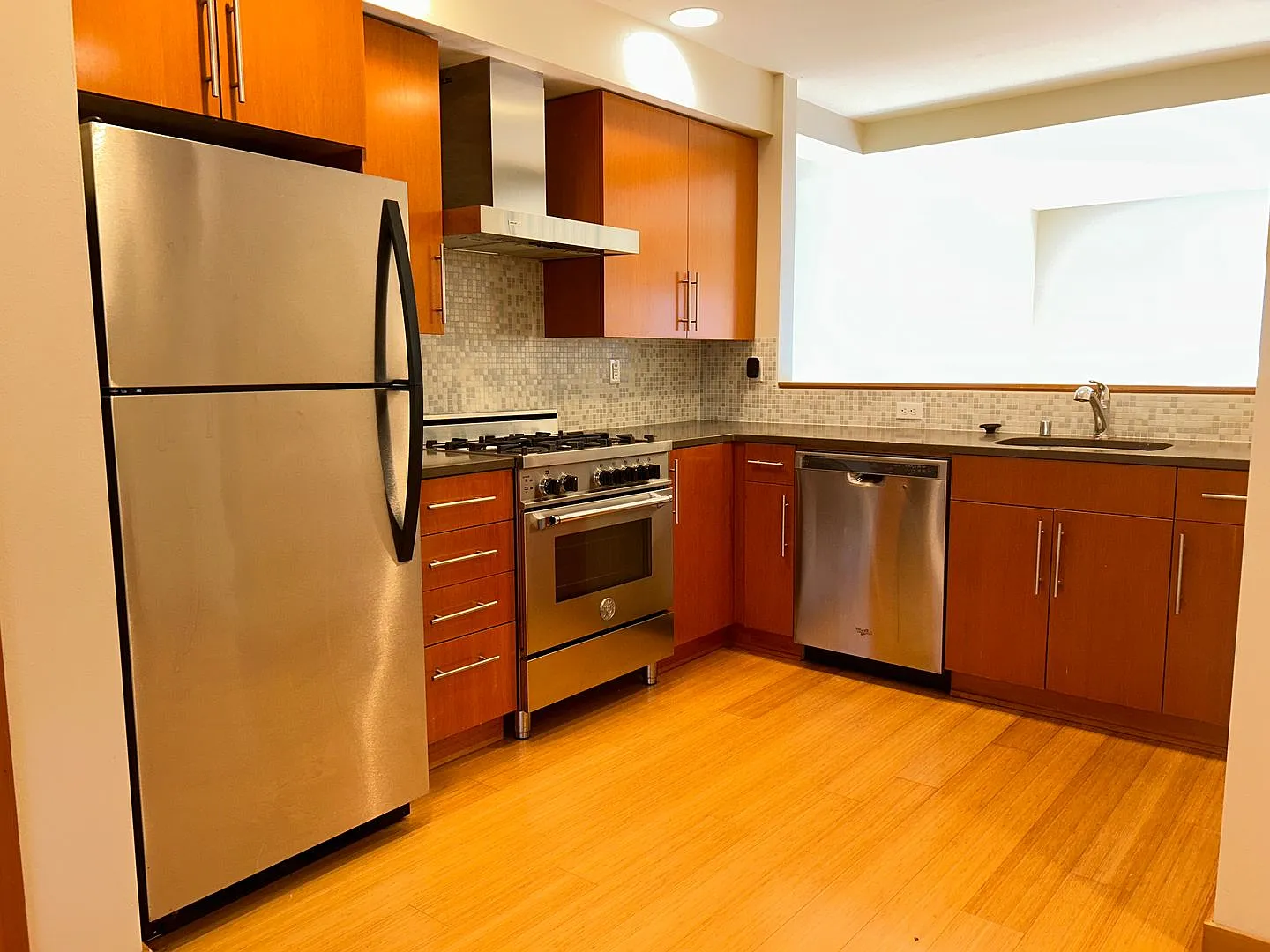 West Seattle townhome - 3BR w/ Oversized Windows! — Photo 4