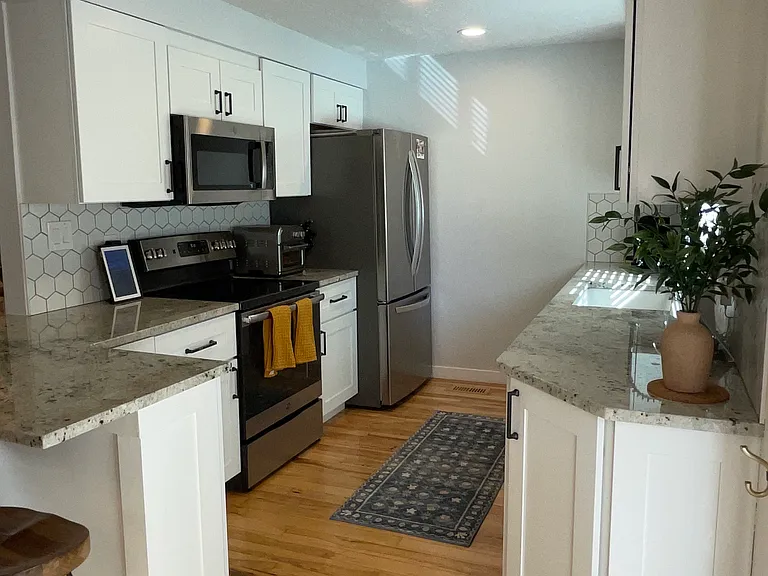 1237 E Victory Rd — Photo 6