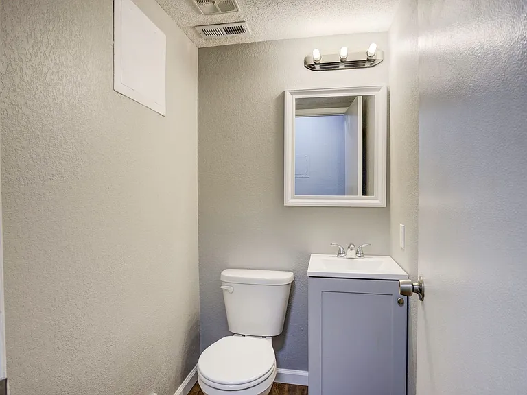 Wornall Place Apartments — Photo 5