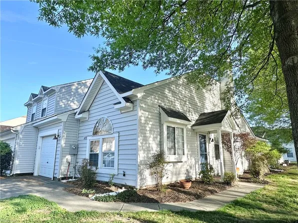 6200 Oakglen Dr, Suffolk, VA 23435