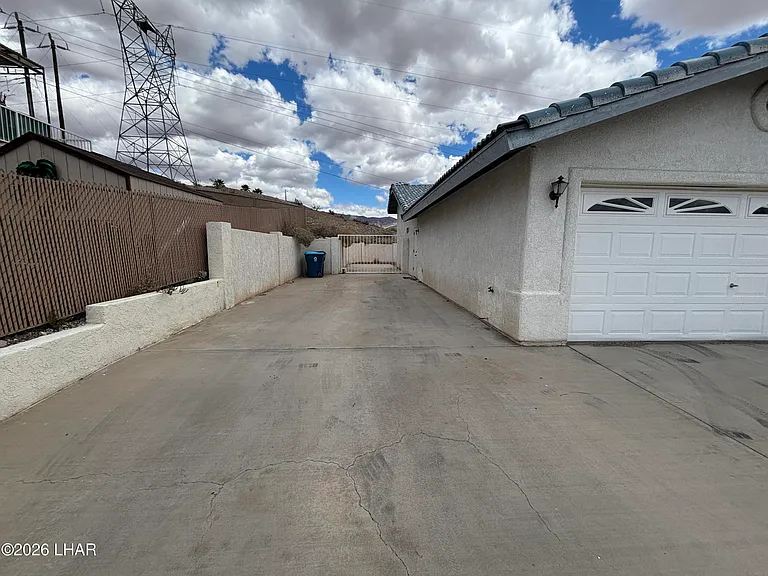 1210 Palmas Dr — Photo 2