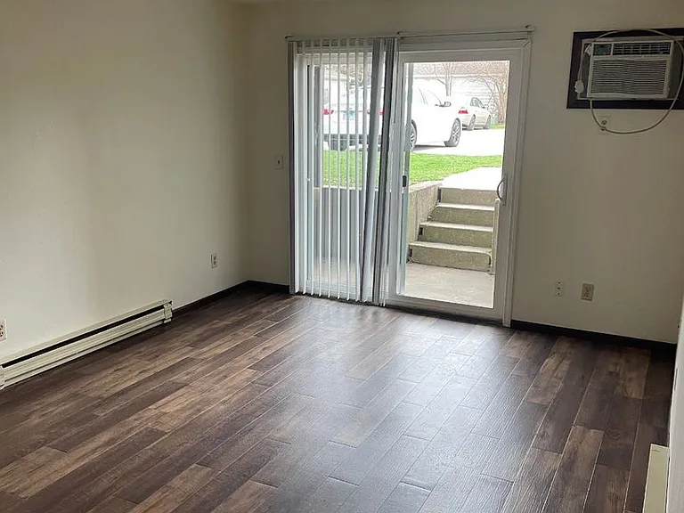 Immaculate Updated 2 Bedroom with 1 Bath — Photo 24