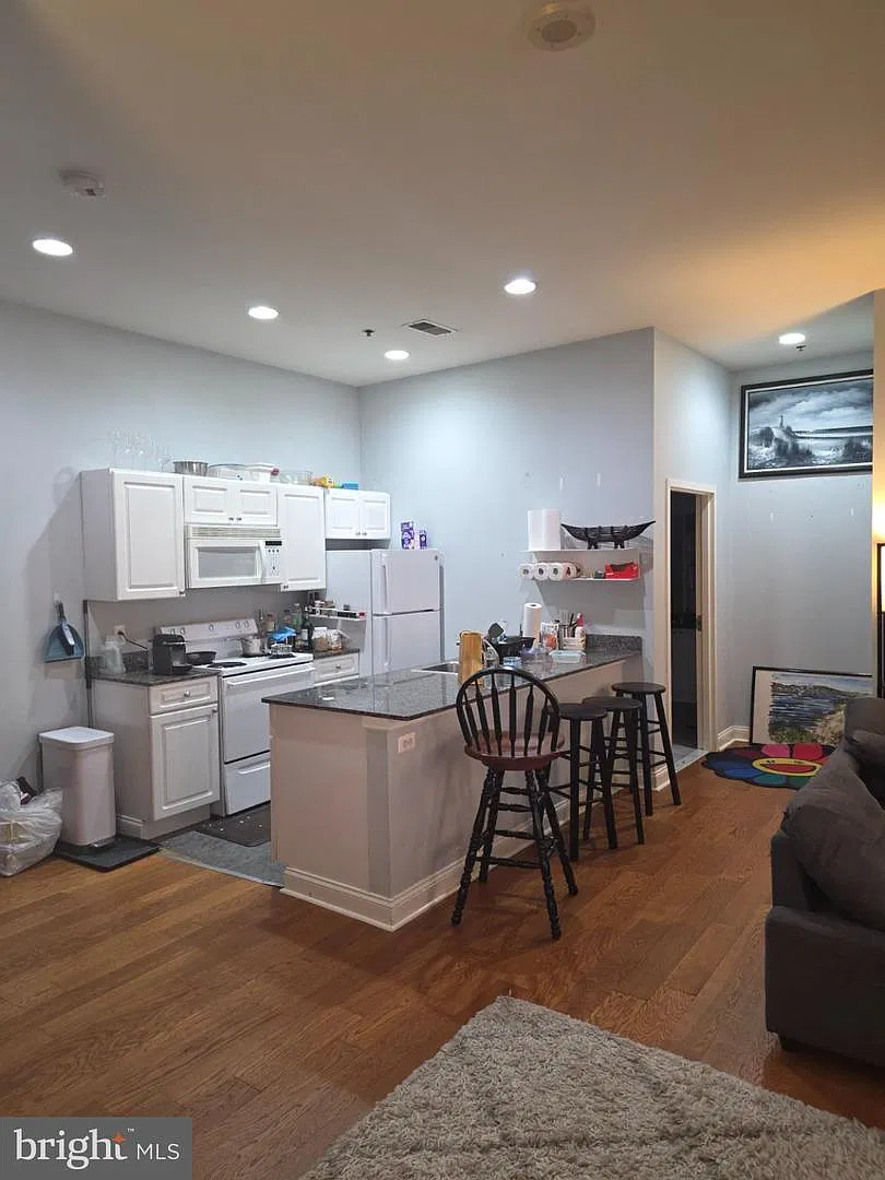 2 bed, 852 sqft, $2,300 — Photo 3