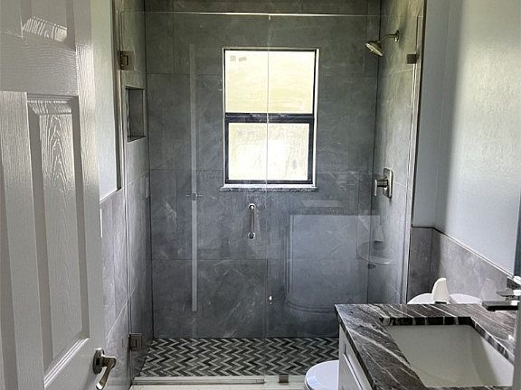 3rd image of 1115 Carl Ave