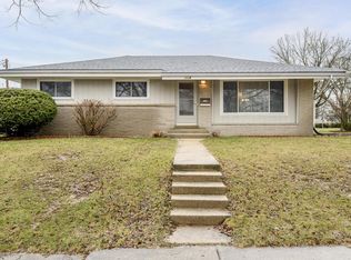 1604 Victoria Dr, Waukesha, WI 53189