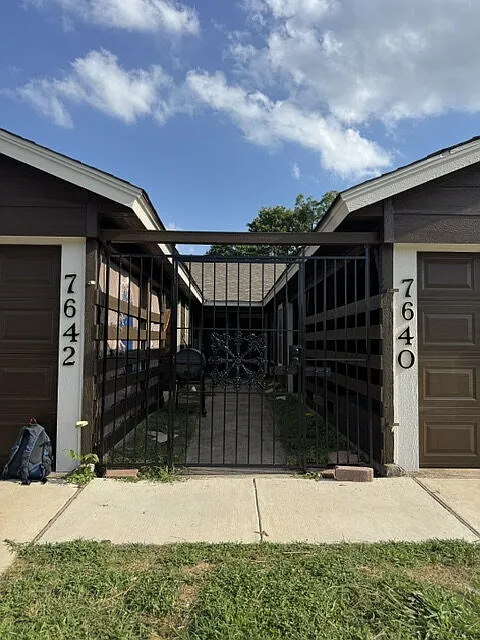 2 bed, 2.0 bath, 1180 sqft, $1,795 — Photo 2