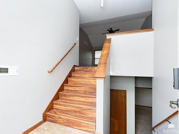 3rd image of 3017 Oakwood Dr