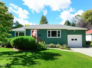 1708 Cottonwood St, Grand Forks, ND 58201