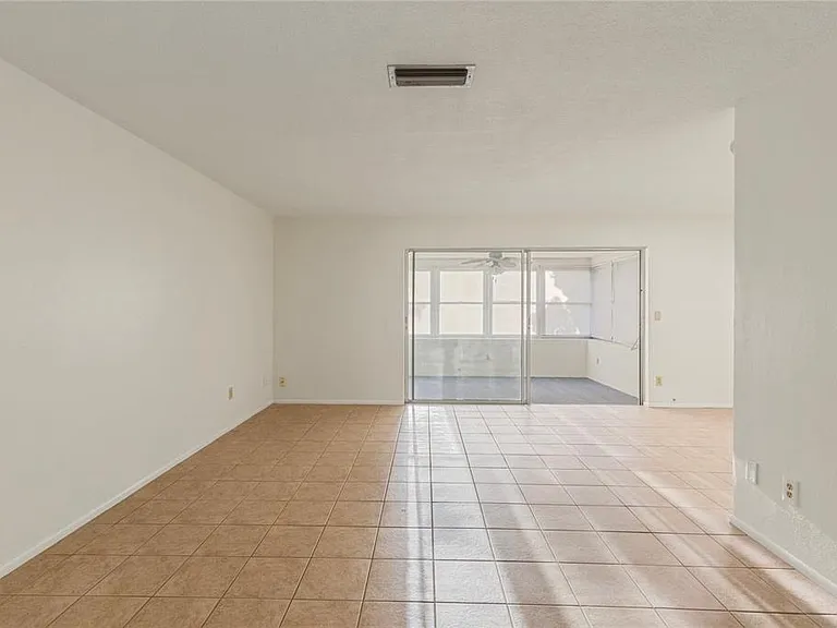 1248 Lazy Lake Rd W — Photo 6