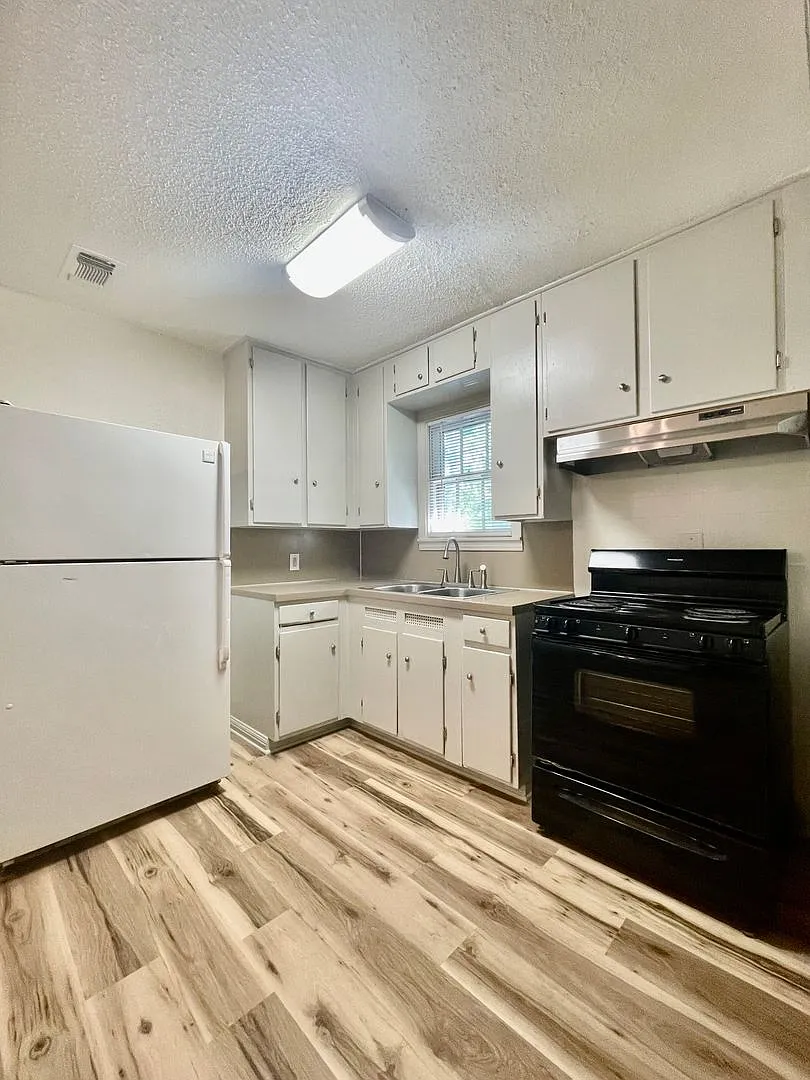 Centrally Located & Fully Updated — Photo 4