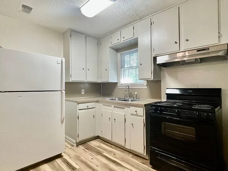 619 Barbara Dr — Photo 4