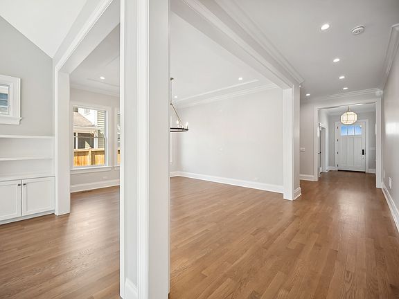 5th image of 2429 Wilmette Ave