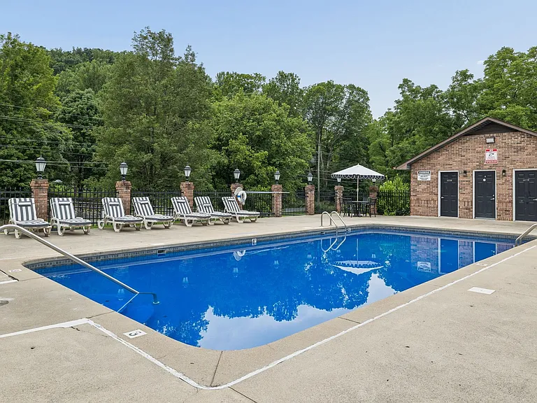 Country Shores Apartments — Photo 8