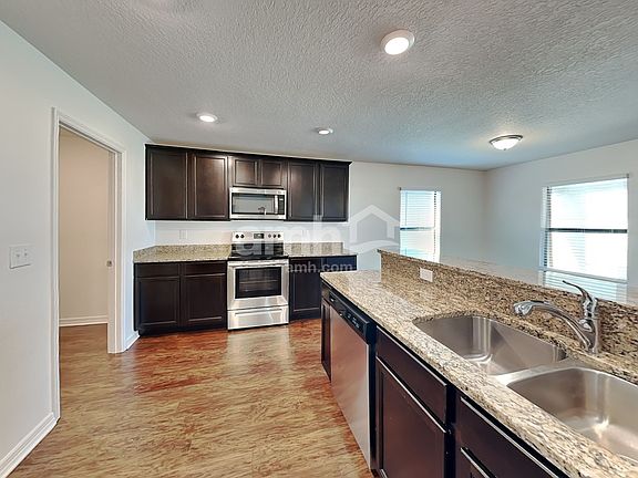 3rd image of 818 Chatham Walk Dr