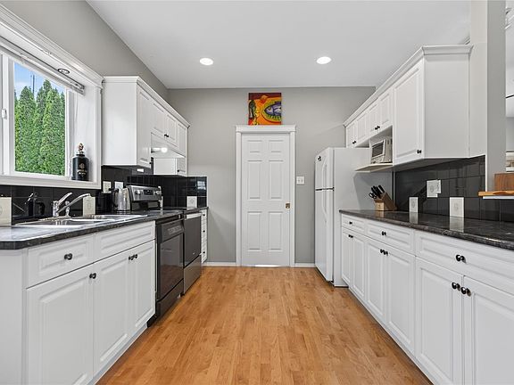 4th image of 3377 Primrose St
