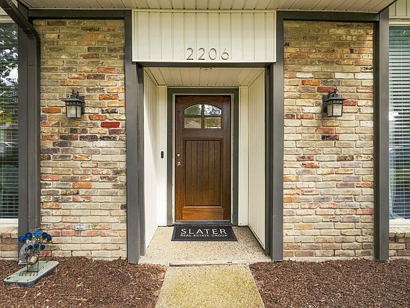 2nd image of 2206 Victoria Ln