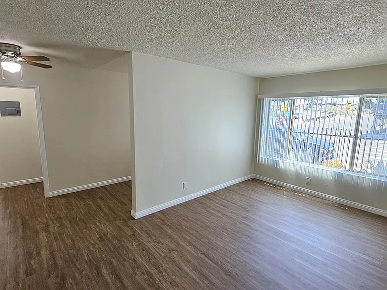 1375 W 20th St #1 — Photo 3