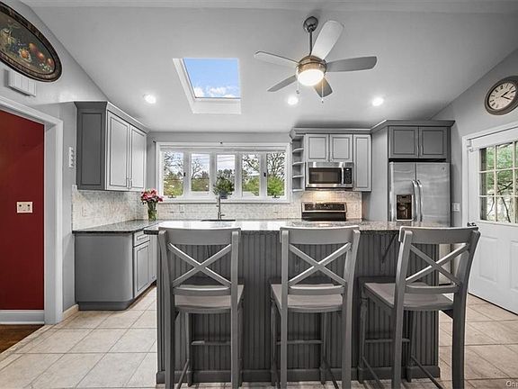 5th image of 2819 Hedge St