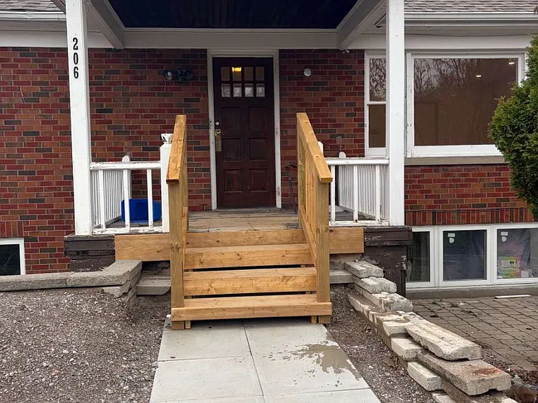 206 Lindsay St S #UPPER — Photo 1