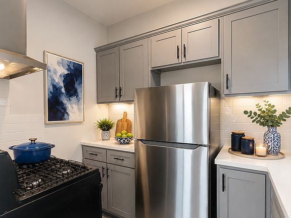3rd image of 326 W 5th St #11