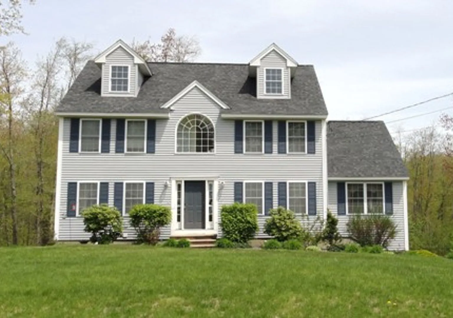3 bed, 2 1/2 bath, Single Family Home in Plaistow, NH — Photo 2