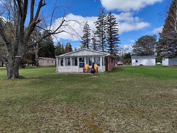 2nd image of 5806 Lakeshore Rd N