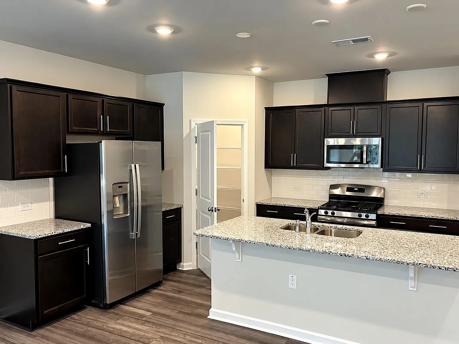 3 bed, 2.5 bath, 1950 sqft, $1,774 — Photo 3