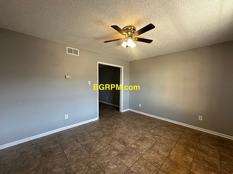 1099 W Elm St — Photo 29