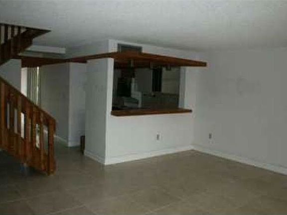 4th image of 1100 SE 5th Ct