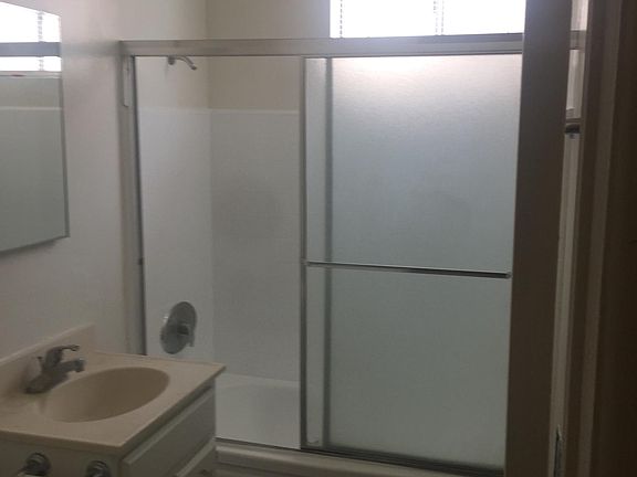 5th image of 6851 Whitsett Ave APT 4