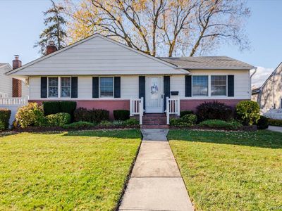 580 Heathcliff Drive, Seaford, NY, 11783