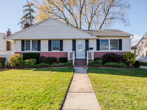 580 Heathcliff Drive, Seaford, NY 11783