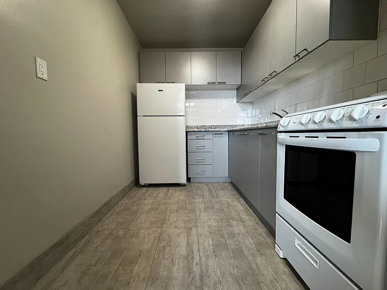 1219 Dundas St W — Photo 25