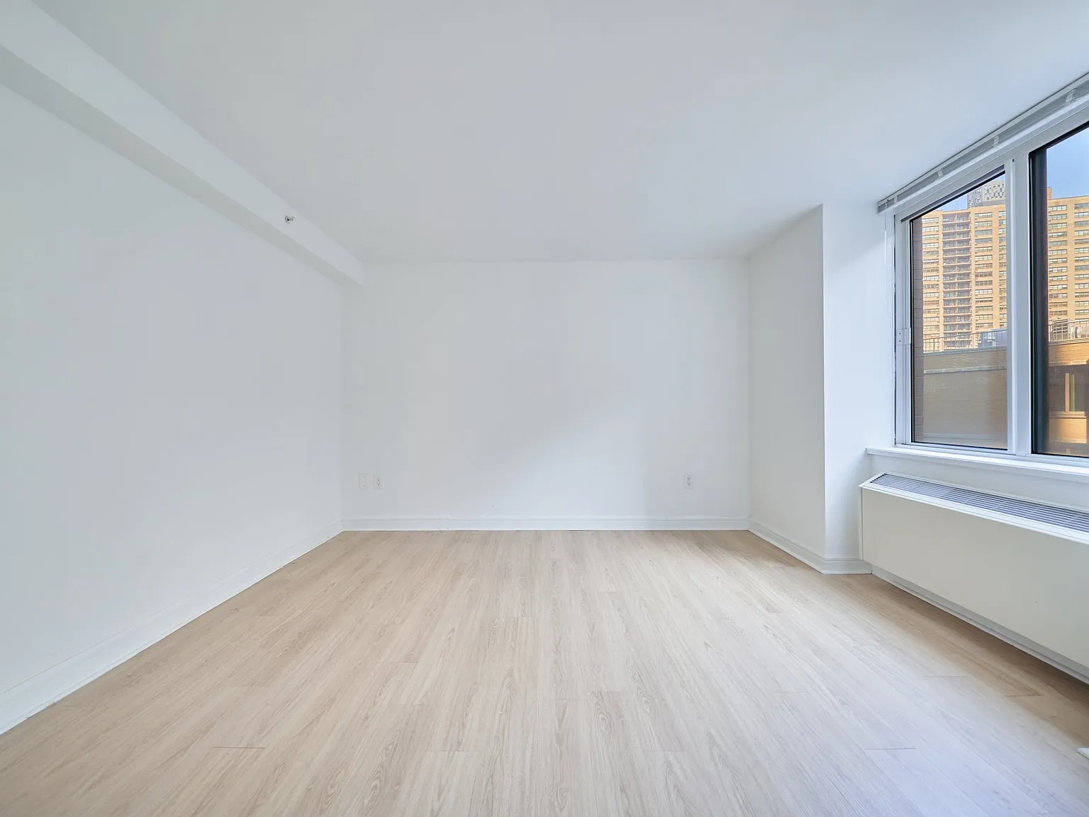 160 Riverside Boulevard — Photo 2