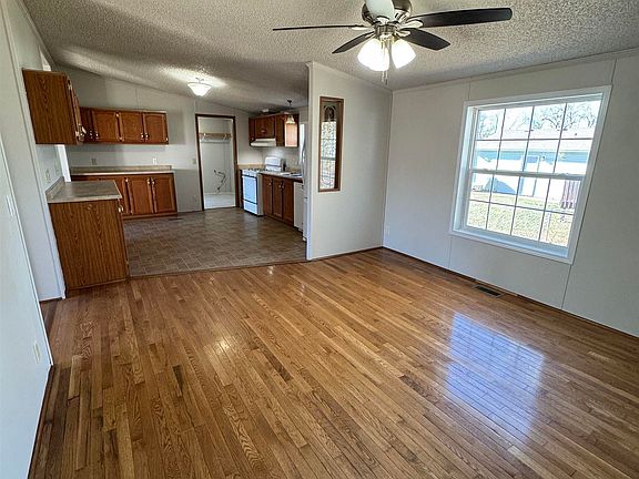 5th image of 903 N Bobwhite Pl