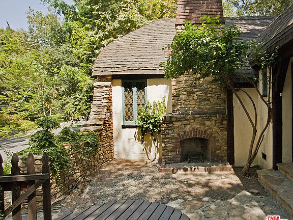3rd image of 3036 N Beachwood Dr