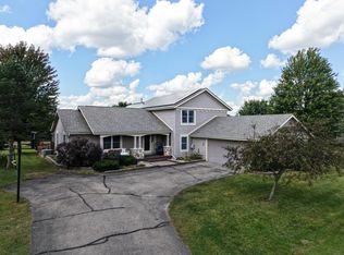 W361S2389 Scuppernong Dr, Dousman, WI 53118