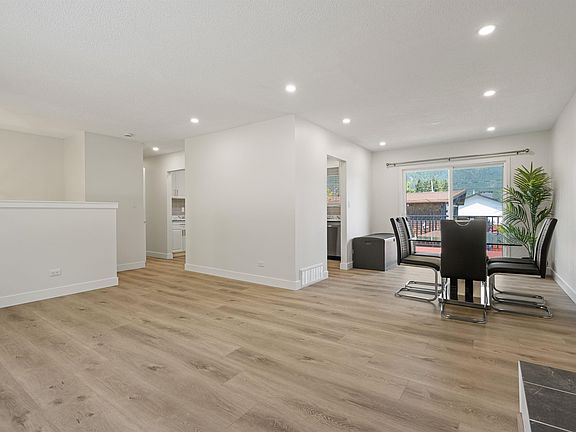 5th image of 583 Park St