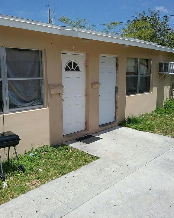 1st image of 1002 S A St