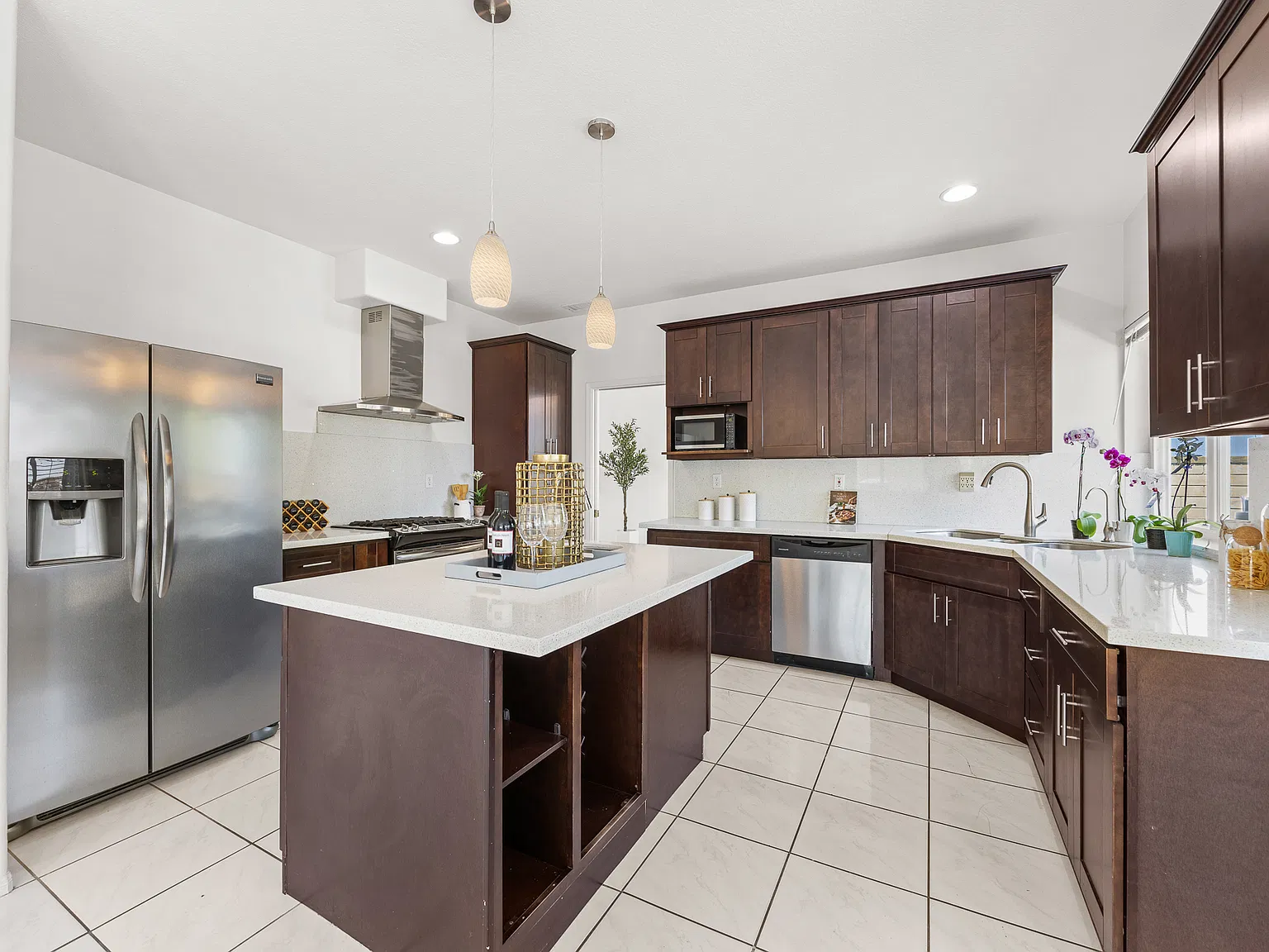 4 bed, 2891 sqft, $4,800 — Photo 2