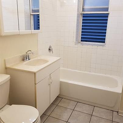 2nd image of 1141 W Wolfram St #G