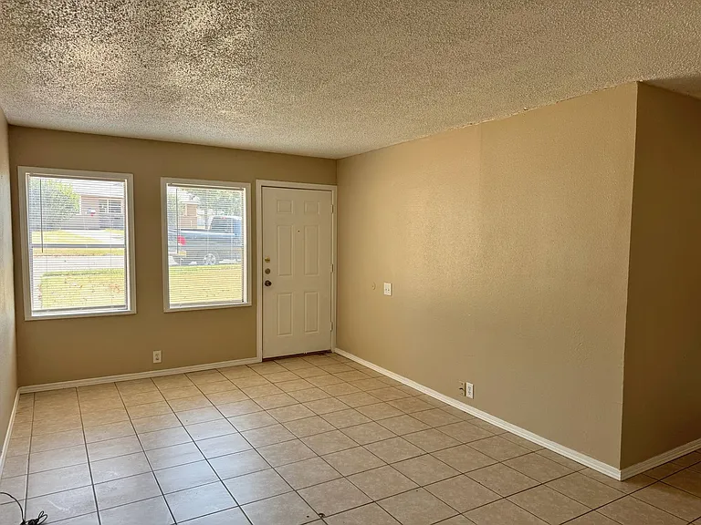 1502 Parkdale Dr — Photo 3